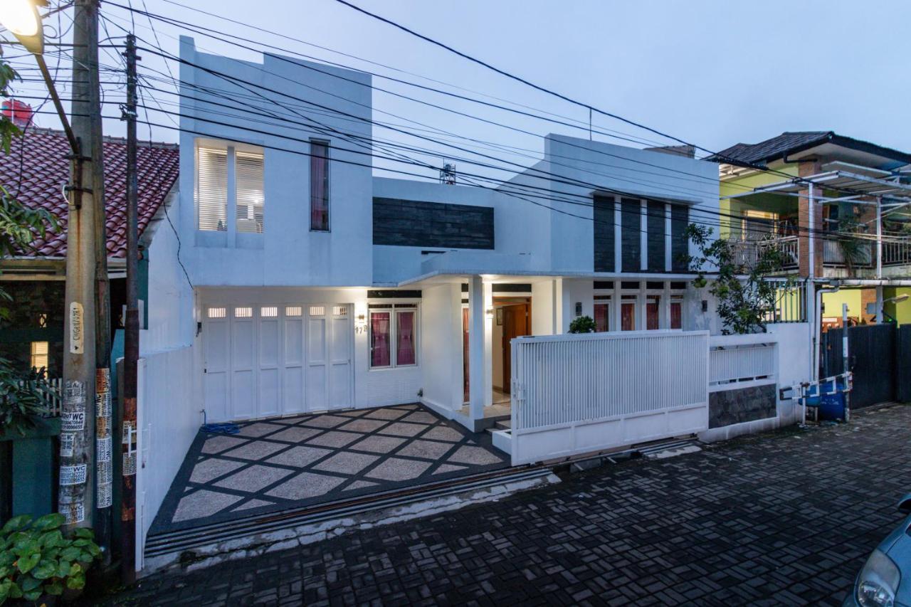 Spacious, White-Villa Belgareti @Kiara Condong Бандунг Екстер'єр фото
